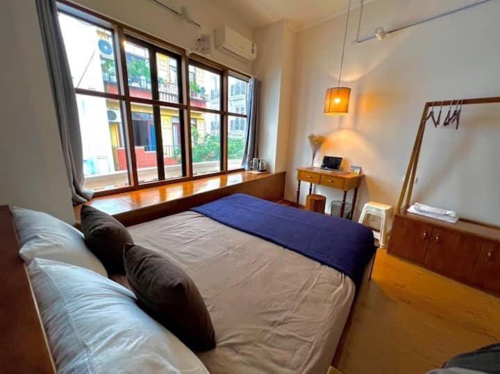 Nice Room Located Right Next To The Old Quarter Can Phong Nhieu Anh Sang Tai Ngay Gan Pho Di Bo Ho Guom ฮานอย ภายนอก รูปภาพ