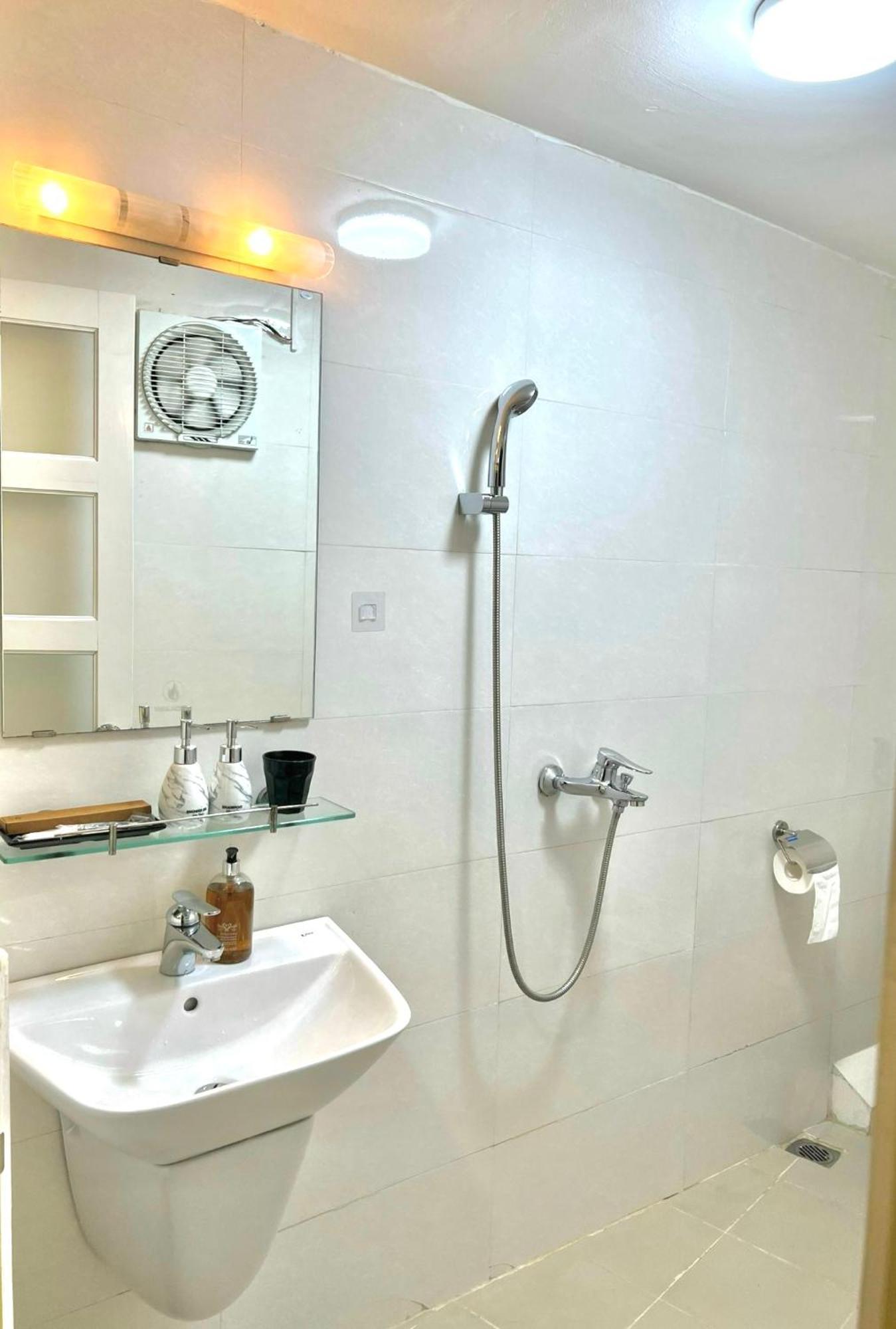 Nice Room Located Right Next To The Old Quarter Can Phong Nhieu Anh Sang Tai Ngay Gan Pho Di Bo Ho Guom ฮานอย ภายนอก รูปภาพ